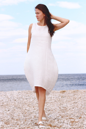 Autorské l'anové balónové šaty zo 100% l'anu balńová sukňa v midi dĺžke s predĺženým zadným dielom rozdelenie
